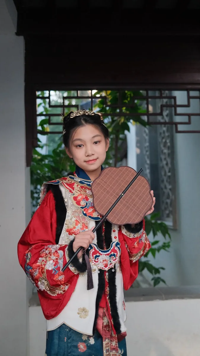 更新记录在数据使用周期中的位置示意，从交付到复核的版本管理流程